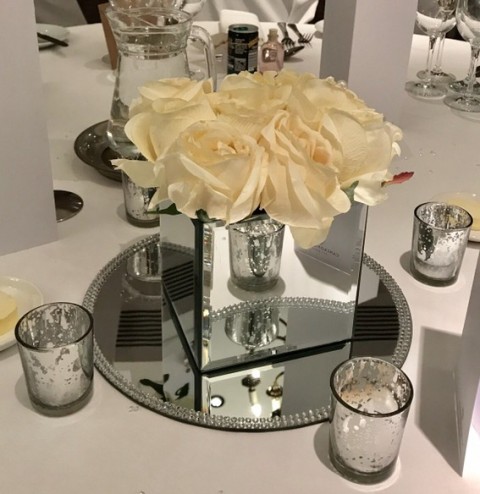 Mirror cube with nine cream roses