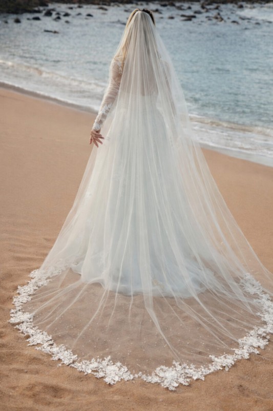 Create your own mood with this stunningly classic bridal veil, featuring a puddle of exquisite Chiff