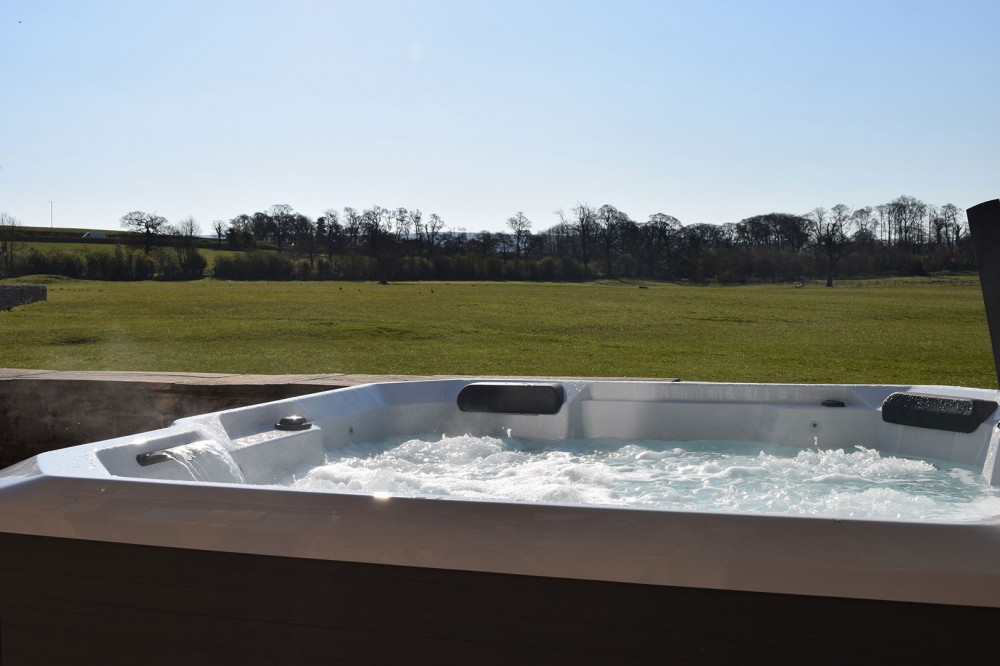 Stable Cottage - New Hot Tub!