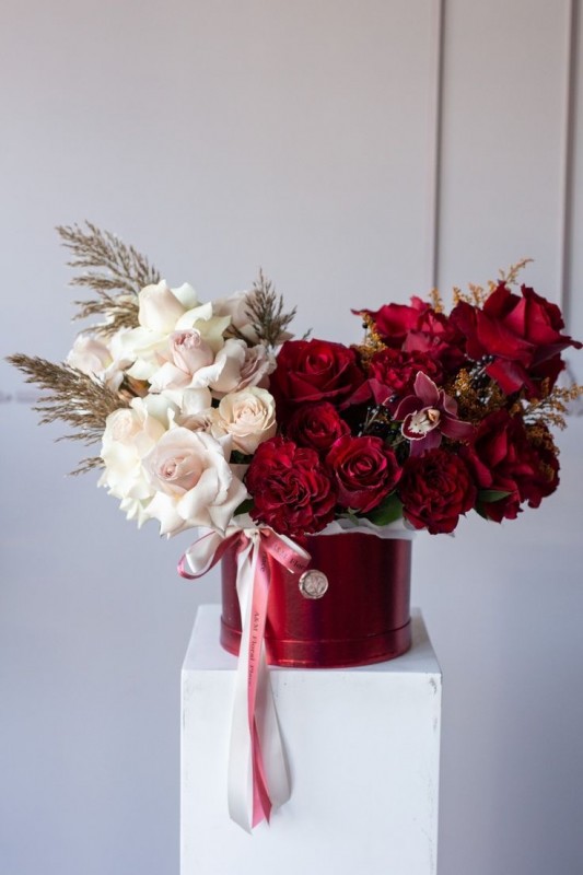 Two-Tone Luxury Rose Arrangement